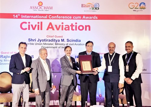 Mr. D Anand Bhaskar, MD & CEO (2nd from right) with Mr. Mangesh Karyakarte, Chief Sales Officer, Commercial & Defense MRO (extreme right) from Air Works Group, receive the Best MRO Services Award at ASSOCHAMs 14th International Conference cum Awards event